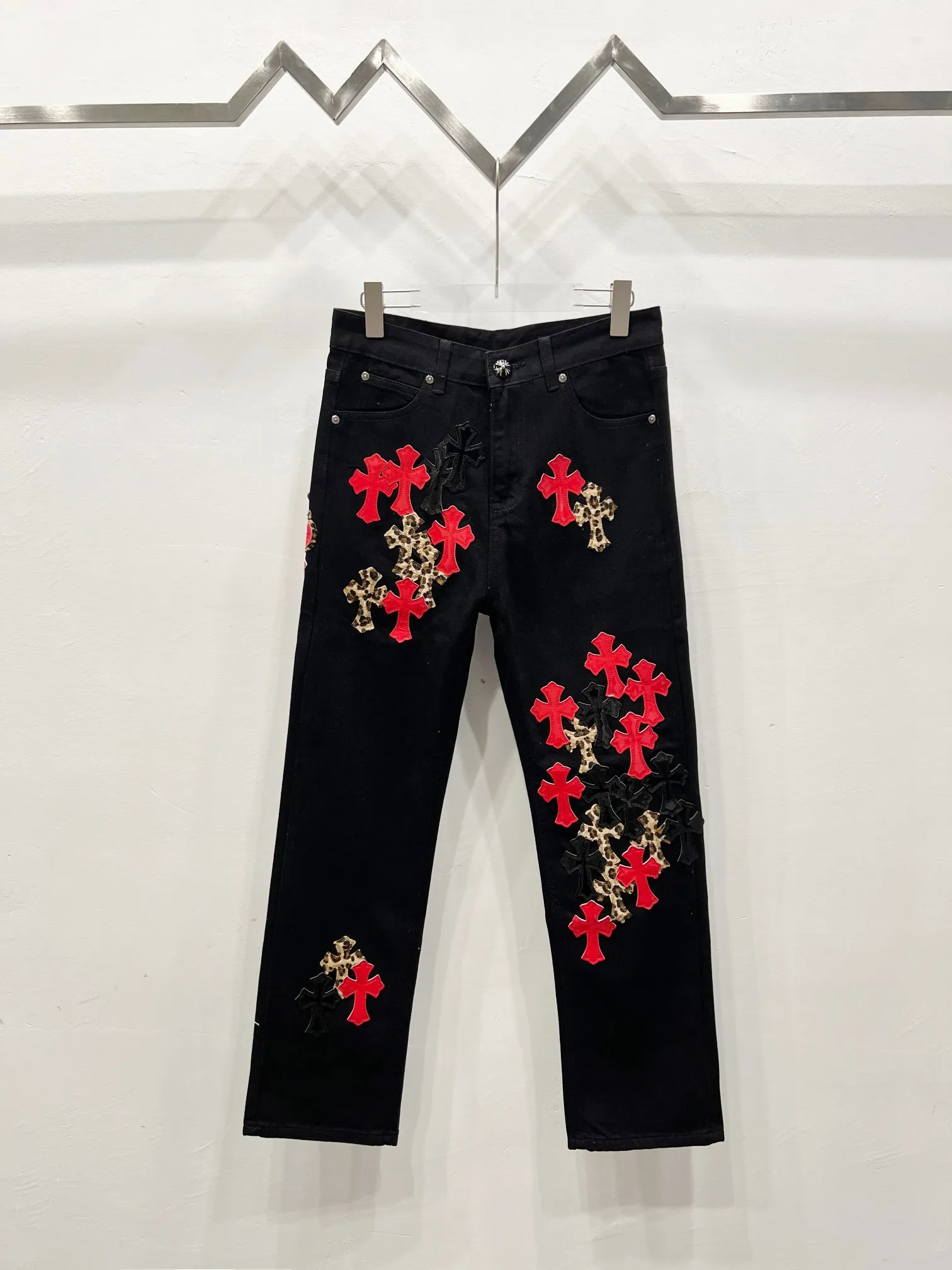 P240 Style Number: (W001) ChromeHearts & ChromeHearts Patent Leather Spliced ​​Red Cross Spliced ​​Leather Straight Jeans Ceiling-Level Jeans Hard to Find at the Counter‼ ️About Zangyin✅This is an extremely luxurious fashion brand that can also be called the aristocracy of the high street. It has always been an exclusive brand for some hipsters or rich second generations. The color of this model is already very eye-catching by using a unique washed material. It is decorated with pink patch cross flowers, which cleverly highlights the charm of the brand. Secondly, this model adopts a classic high-waist cut design, which highlights the long legs and fashionable temperament of the upper body. The brand is highly recognizable and the slim-fitting configuration is more suitable for daily wear. The personality will be fashionable and the specifications can be seen at a glance. Materials and technology ✅ Needless to say, this point goes without saying. As an excellent craftsman brand, Zangyin's requirements for details and craftsmanship are really perfect. The washed color of this model has gone through a lot of processes, not to mention the embellishment of the denim appliqués. It is also purely handmade and sewn. Just like what they believe in, only handmade things have soul and have the meaning of wearing. A top-notch heavy-duty fashionable denim item, recommended by both hands‼ ️ Size: 28, 30, 32, 34, 36 (S-XXL) Color: black